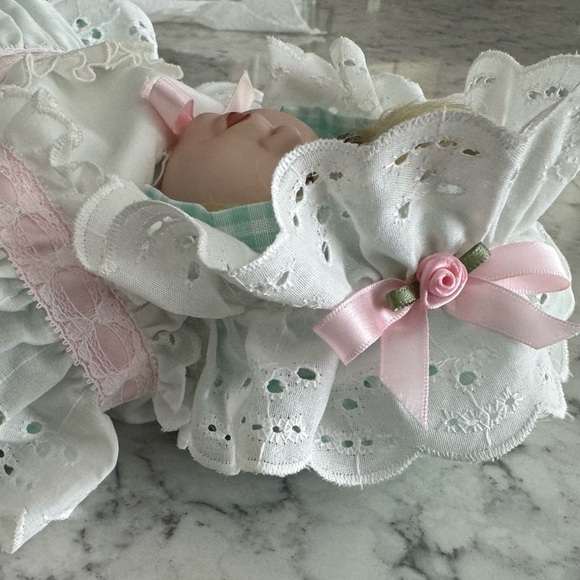 Holly Hunt Sugar Plum  Doll Tiny Treasures World Gallery Collection - Picture 14 of 16